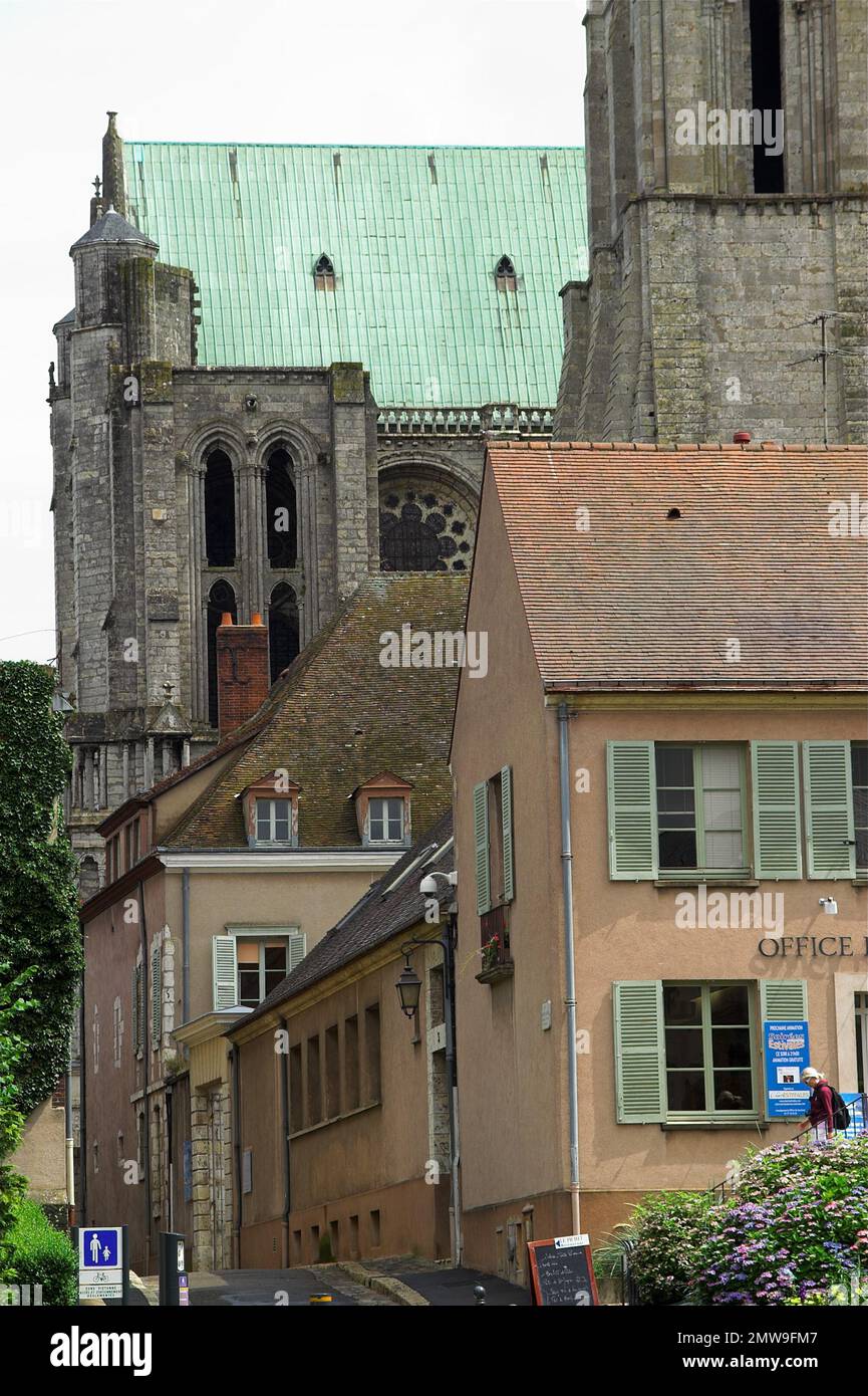 Chartres, Francja, Francia, Frankreich, Cathédrale Notre-Dame, Cattedrale di nostra Signora, vista esterna da dietro gli edifici circostanti Foto Stock