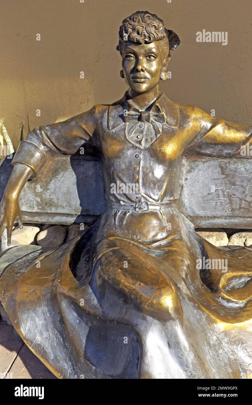 Bronze Lucy, la statua di Emmanuil e Janet Snitcovsky, di Lucille Ball su una panchina su Palm Canyon Drive a Palm Springs, California. Foto Stock