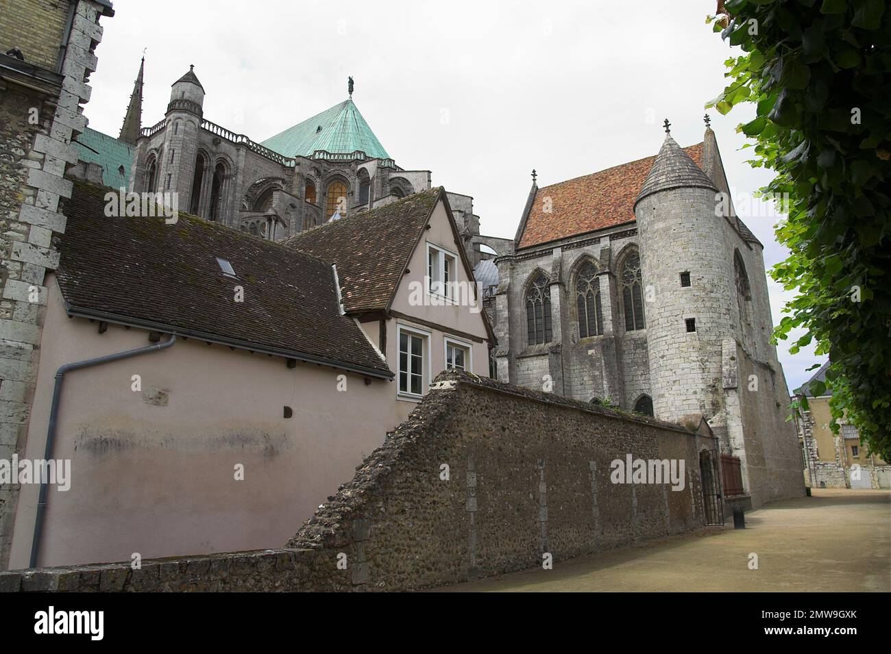 Chartres, Francja, Francia, Frankreich, Cathédrale Notre-Dame, Cattedrale di nostra Signora, vista esterna da dietro gli edifici circostanti Foto Stock