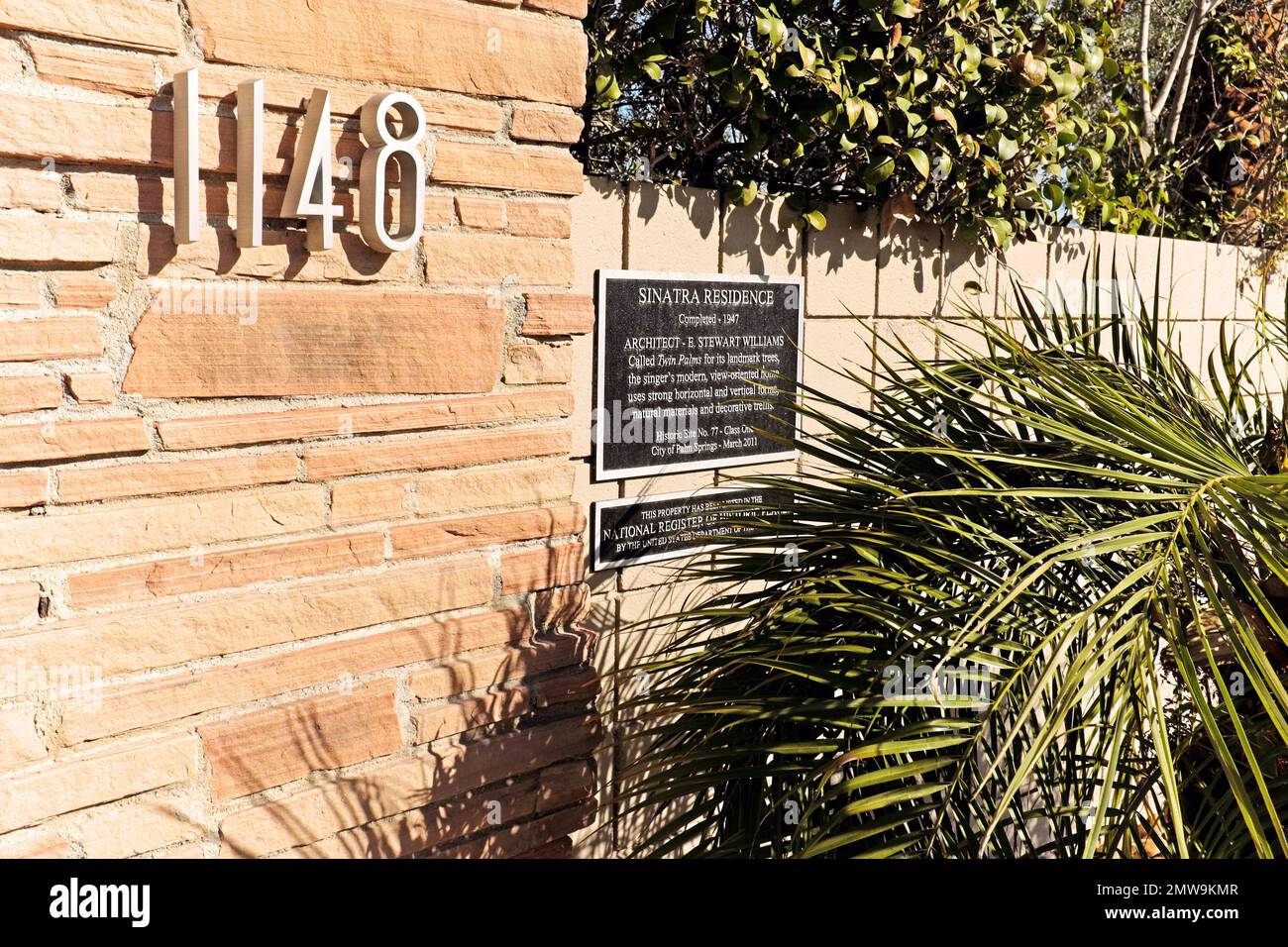 La segnaletica è pubblicata all'esterno di 1148 Alejo Road, casa di Frank Sinatra conosciuta come Twin Palms, nel quartiere Movie Colony di Palm Springs, California. Foto Stock