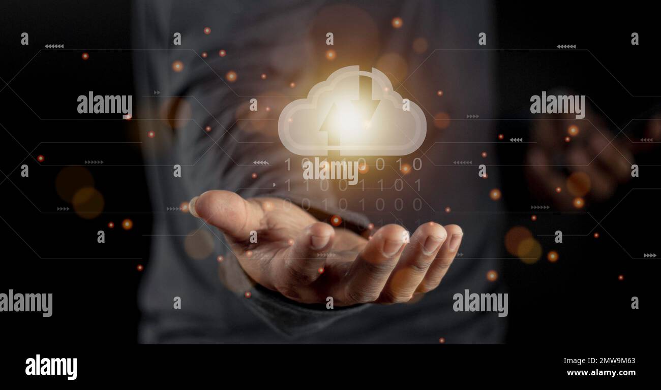 Concetto di cloud computing - connessione al cloud. Uomo d'affari o tecnico informatico con icona di cloud computing. Foto Stock