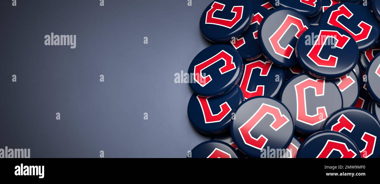Loghi della squadra di baseball americana della Major League Cleveland Guardians su un mucchio su un tavolo. Foto Stock