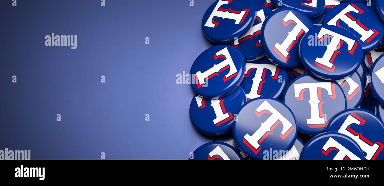 I loghi della squadra di baseball americana della Major League Texas Rangers su un mucchio su un tavolo. Foto Stock