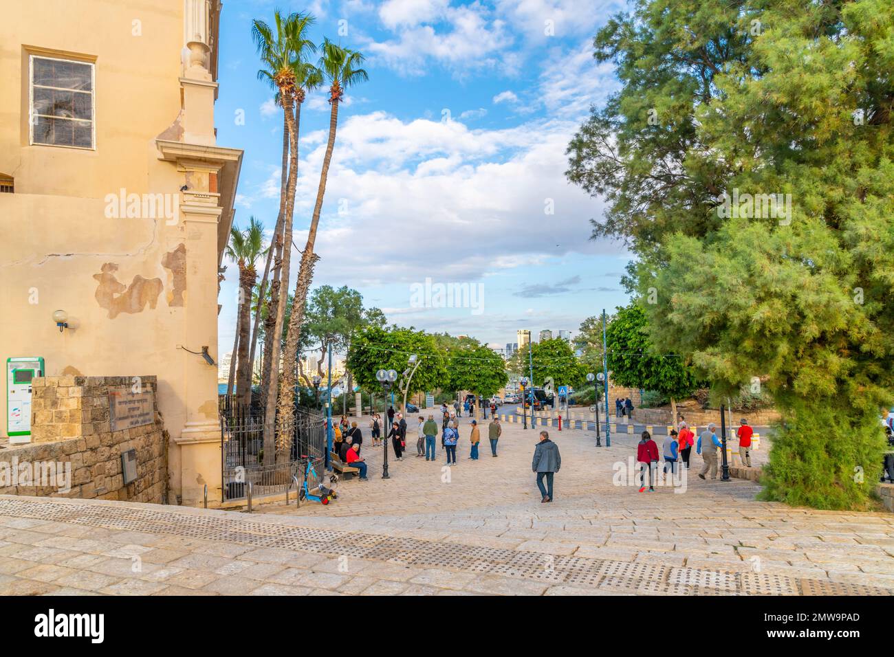 I turisti visitano la Piazza Kedumim con la città di Tel Aviv in lontananza presso l'antica città di Old Jaffa, Israele Foto Stock