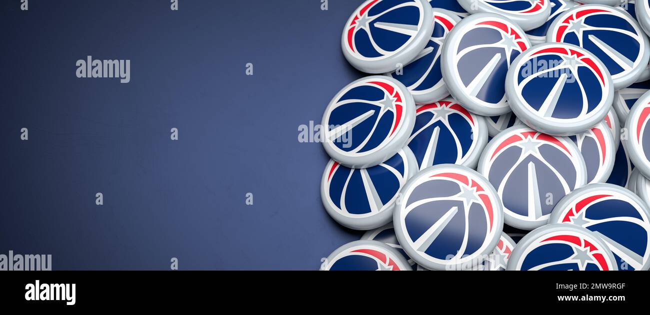 Loghi della squadra americana di pallacanestro NBA Washington Wizards su un mucchio su un tavolo. Foto Stock
