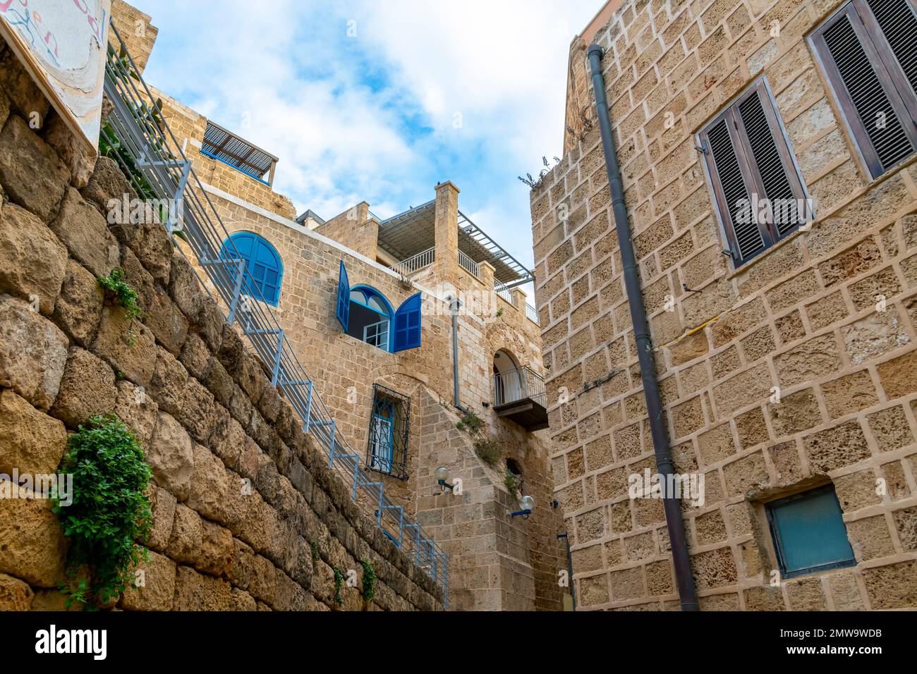 Una strada stretta nella storica città vecchia e medievale di Jaffa Israel. Foto Stock