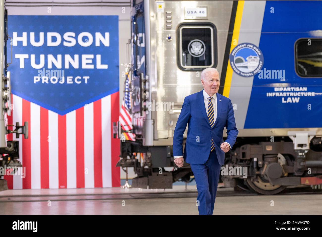 New York City, Stati Uniti d'America. 31 gennaio 2023. Il presidente degli Stati Uniti Joe Biden arriva a parlare presso il cantiere del progetto Hudson Tunnel mentre mette in evidenza il suo piano di infrastrutture bipartisan al West Side Rail Yard, 31 gennaio 2023 a New York City. Credit: Adam Schultz/White House Photo/Alamy Live News Foto Stock