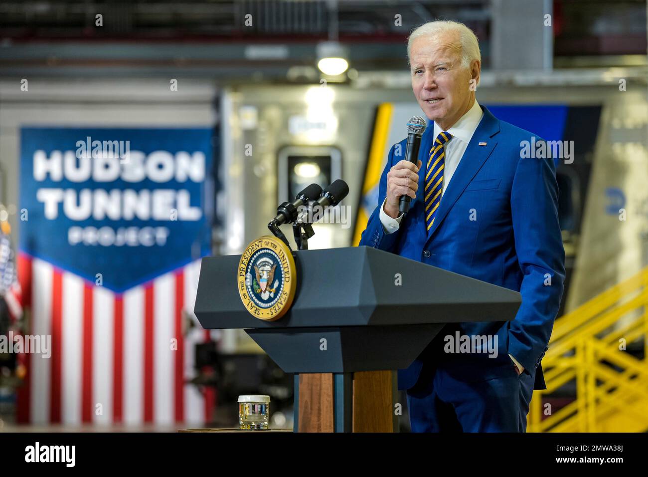 New York City, Stati Uniti d'America. 31 gennaio 2023. Joe Biden, presidente degli Stati Uniti, esprime le proprie osservazioni presso il sito di costruzione dell'Hudson Tunnel Project, mentre mette in evidenza il suo piano di infrastrutture bipartisan presso il West Side Rail Yard, 31 gennaio 2023 a New York City. Credit: Adam Schultz/White House Photo/Alamy Live News Foto Stock