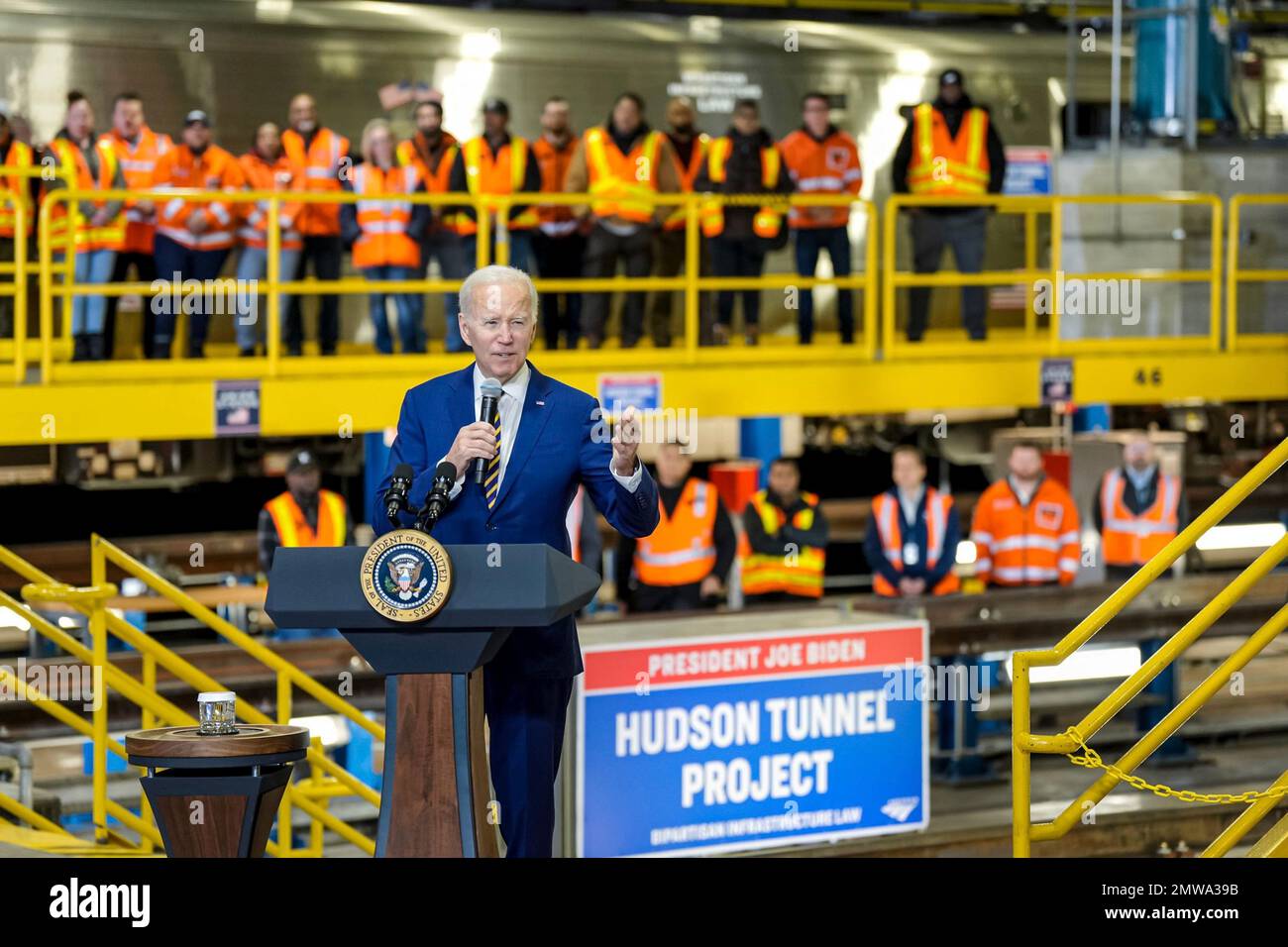 New York City, Stati Uniti d'America. 31 gennaio 2023. Joe Biden, presidente degli Stati Uniti, esprime le proprie osservazioni presso il sito di costruzione dell'Hudson Tunnel Project, mentre mette in evidenza il suo piano di infrastrutture bipartisan presso il West Side Rail Yard, 31 gennaio 2023 a New York City. Credit: Adam Schultz/White House Photo/Alamy Live News Foto Stock