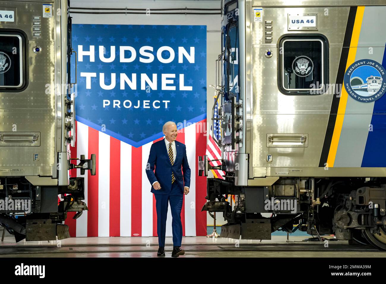 New York City, Stati Uniti d'America. 31 gennaio 2023. Il presidente degli Stati Uniti Joe Biden arriva a parlare presso il cantiere del progetto Hudson Tunnel mentre mette in evidenza il suo piano di infrastrutture bipartisan al West Side Rail Yard, 31 gennaio 2023 a New York City. Credit: Adam Schultz/White House Photo/Alamy Live News Foto Stock