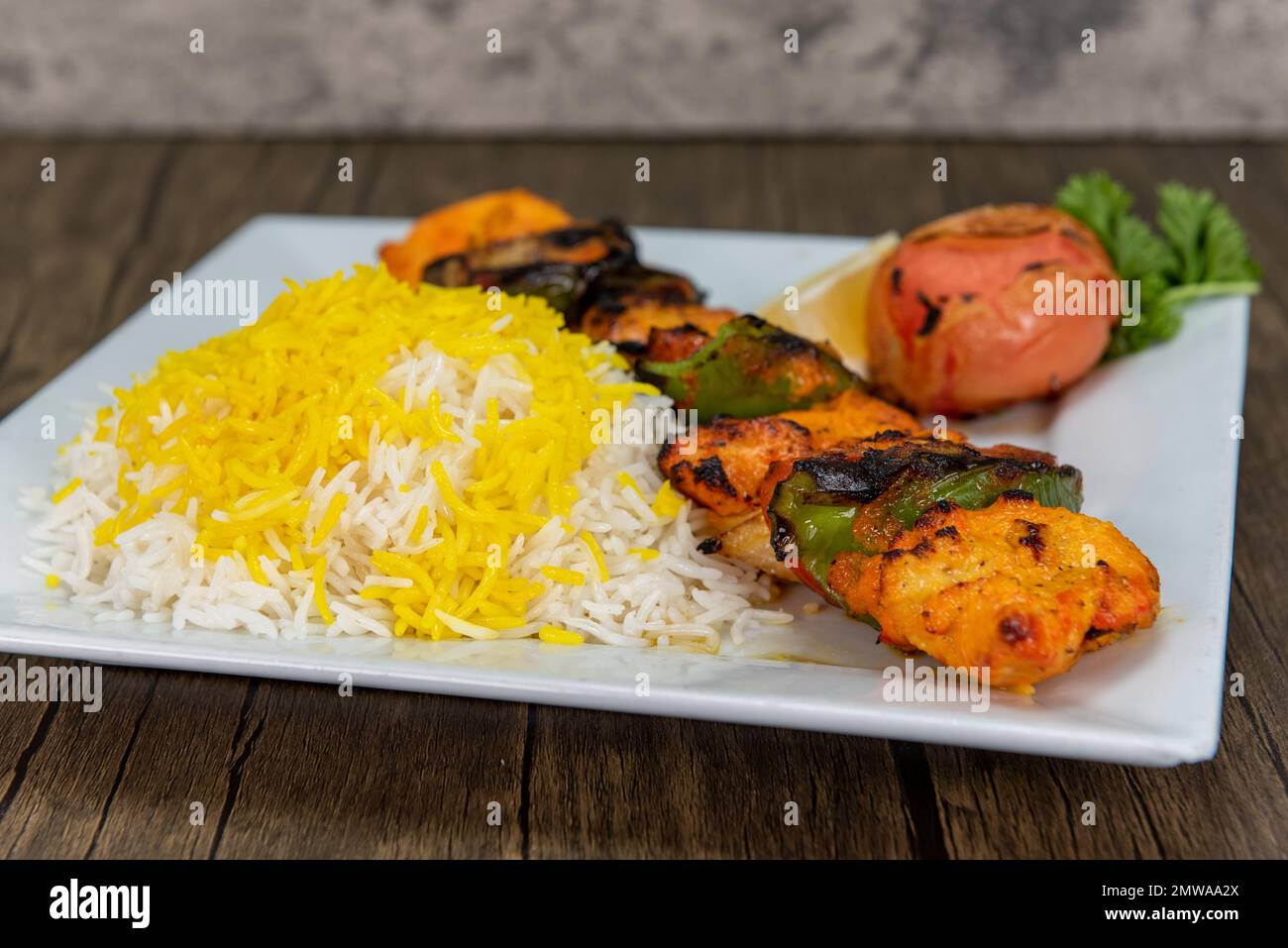 Abbondante spiedino di kabob di pollo, grigliato alla perfezione e condito con riso basmati. Foto Stock