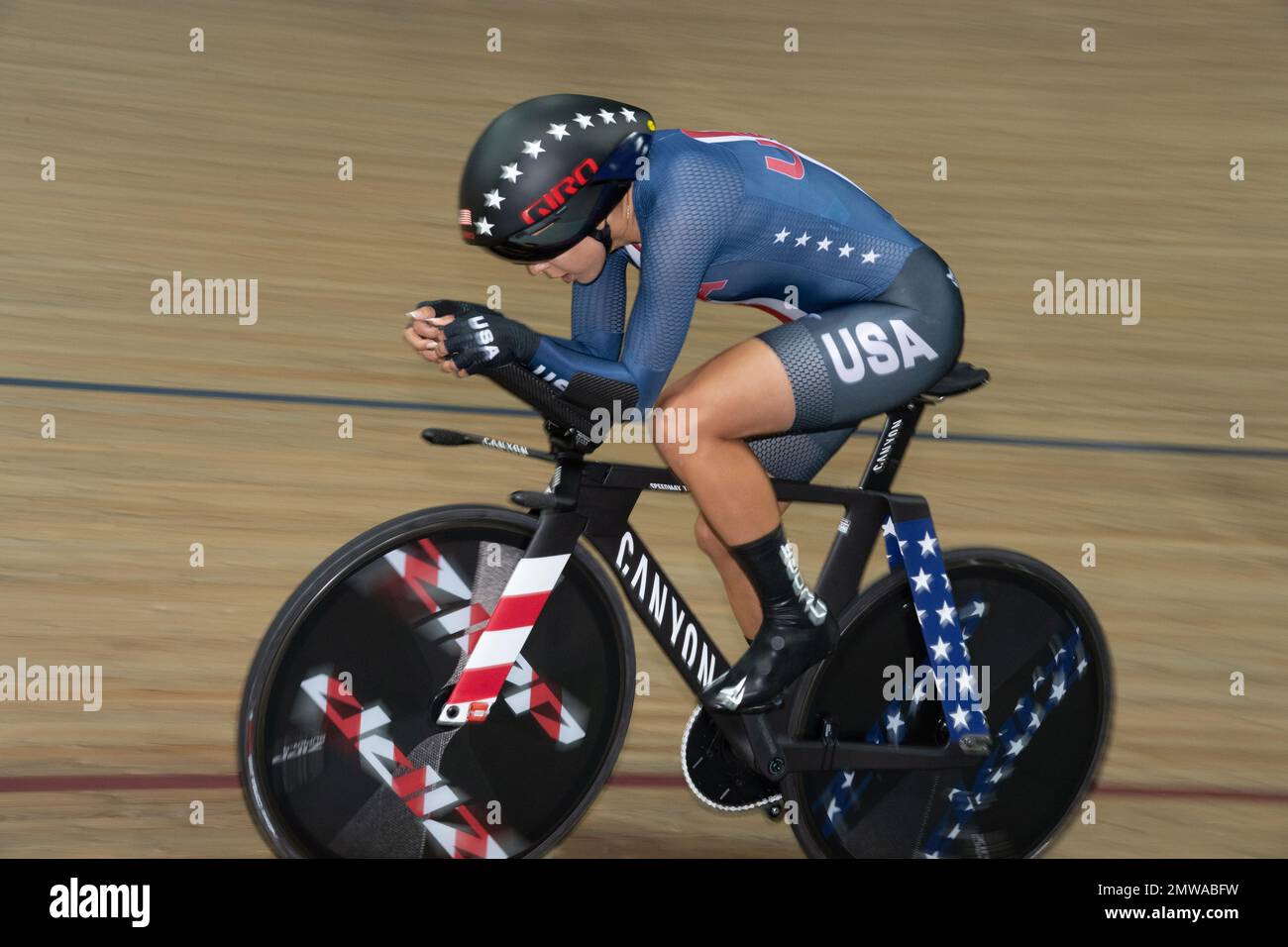 Shayna Powless, ciclista del Team USA e dei nativi americani, che gareggiano nell'inseguimento individuale ai Campionati mondiali di ciclismo su pista UCI 2022. Foto Stock