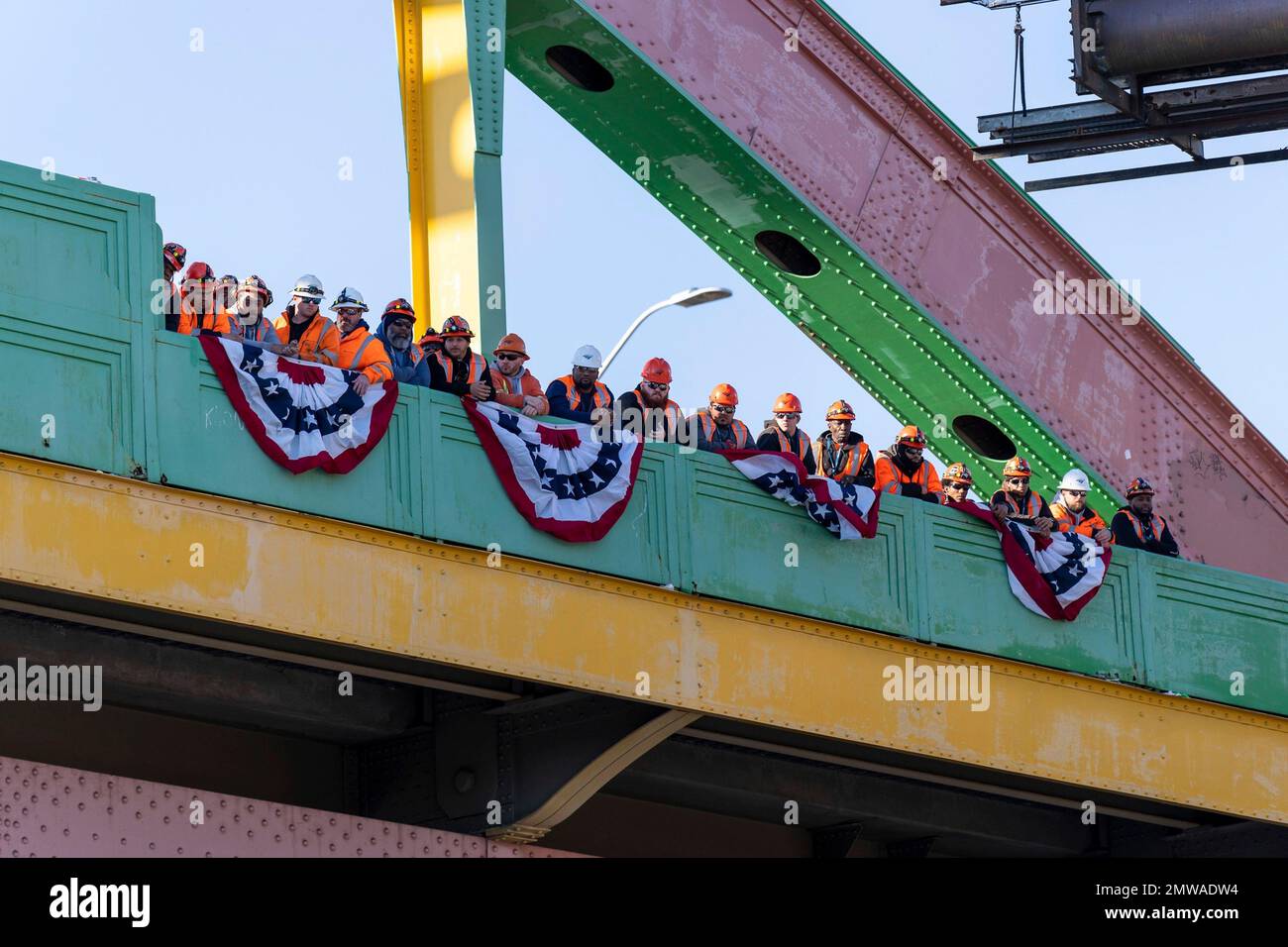 Baltimora, Stati Uniti d'America. 30 gennaio 2023. I lavoratori delle costruzioni unionizzati ascoltano il presidente degli Stati Uniti Joe Biden durante un evento che annuncia la sostituzione del tunnel di Baltimora e Potomac di 150 anni presso l'edificio di manutenzione della Falls Road Amtrak, il 30 gennaio 2023 a Baltimora, Maryland. Credit: Adam Schultz/White House Photo/Alamy Live News Foto Stock