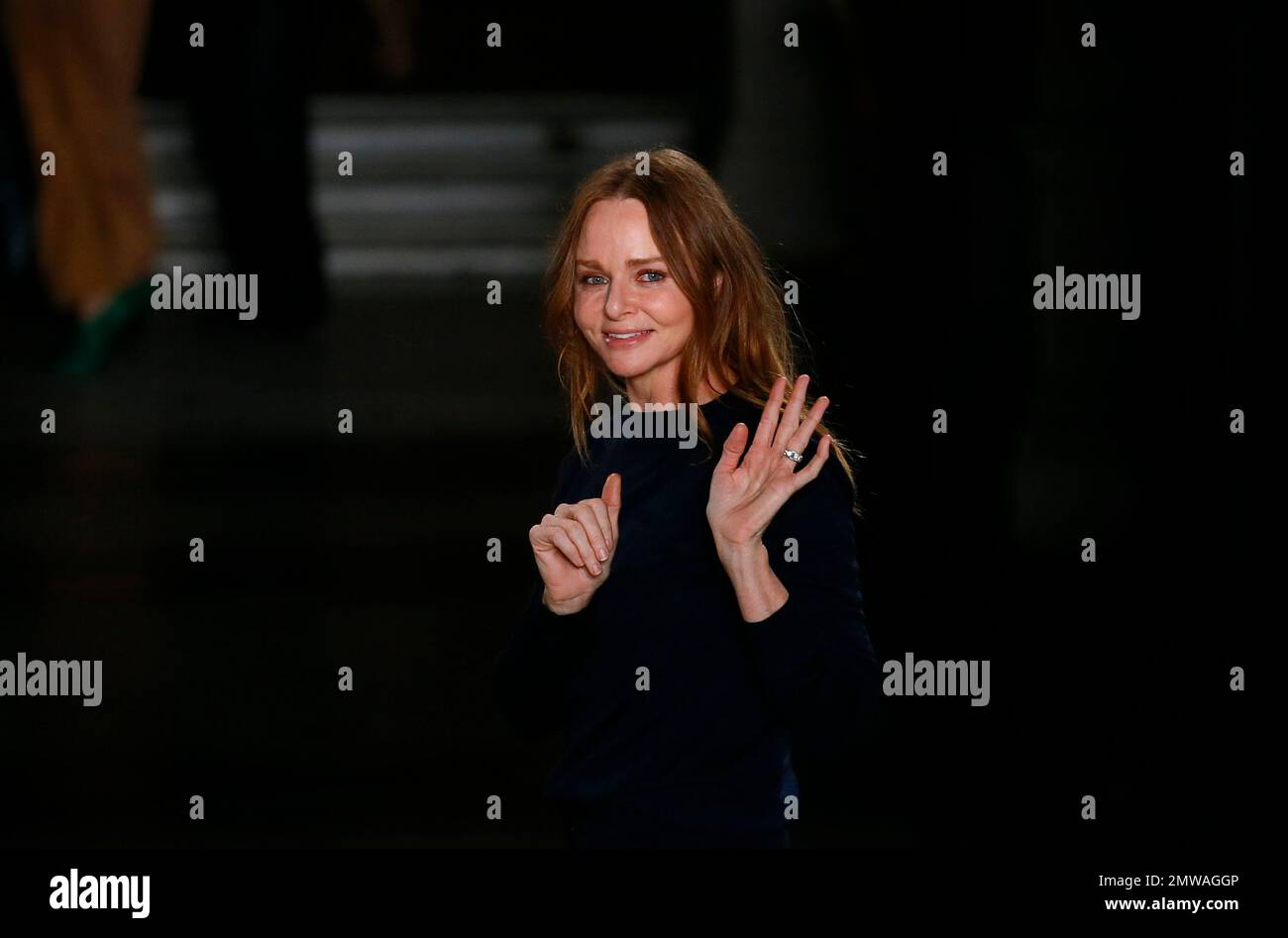 British fashion designer Stella McCartney waves after her Fall-Winter 2017/2018 ready-to-wear collection presented in Paris, Monday March 6, 2017. (AP Photo/Francois Mori) Foto Stock