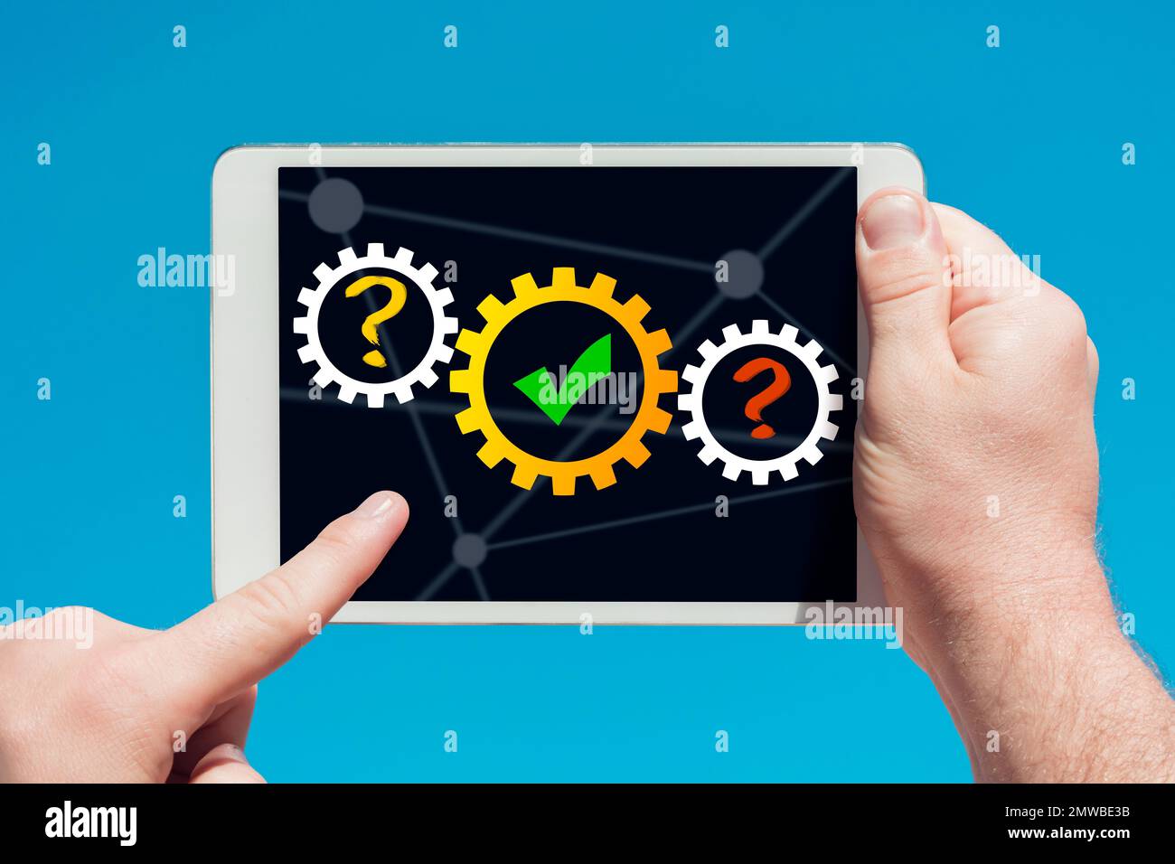 Un uomo con un tablet che mostra un concetto di pensiero e di successo su sfondo blu Foto Stock