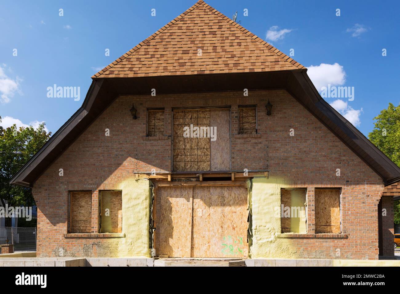 Fase iniziale di conversione di una casa residenziale in un condominio e complesso di edifici per uffici. Foto Stock