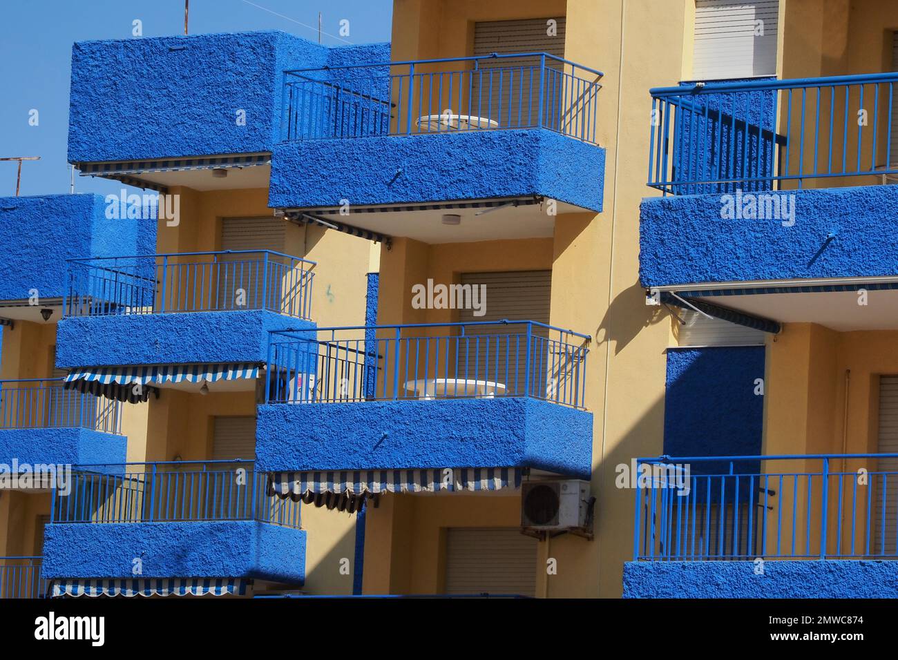 Balconi blu di un complesso alberghiero con tende bianco-blu Foto Stock