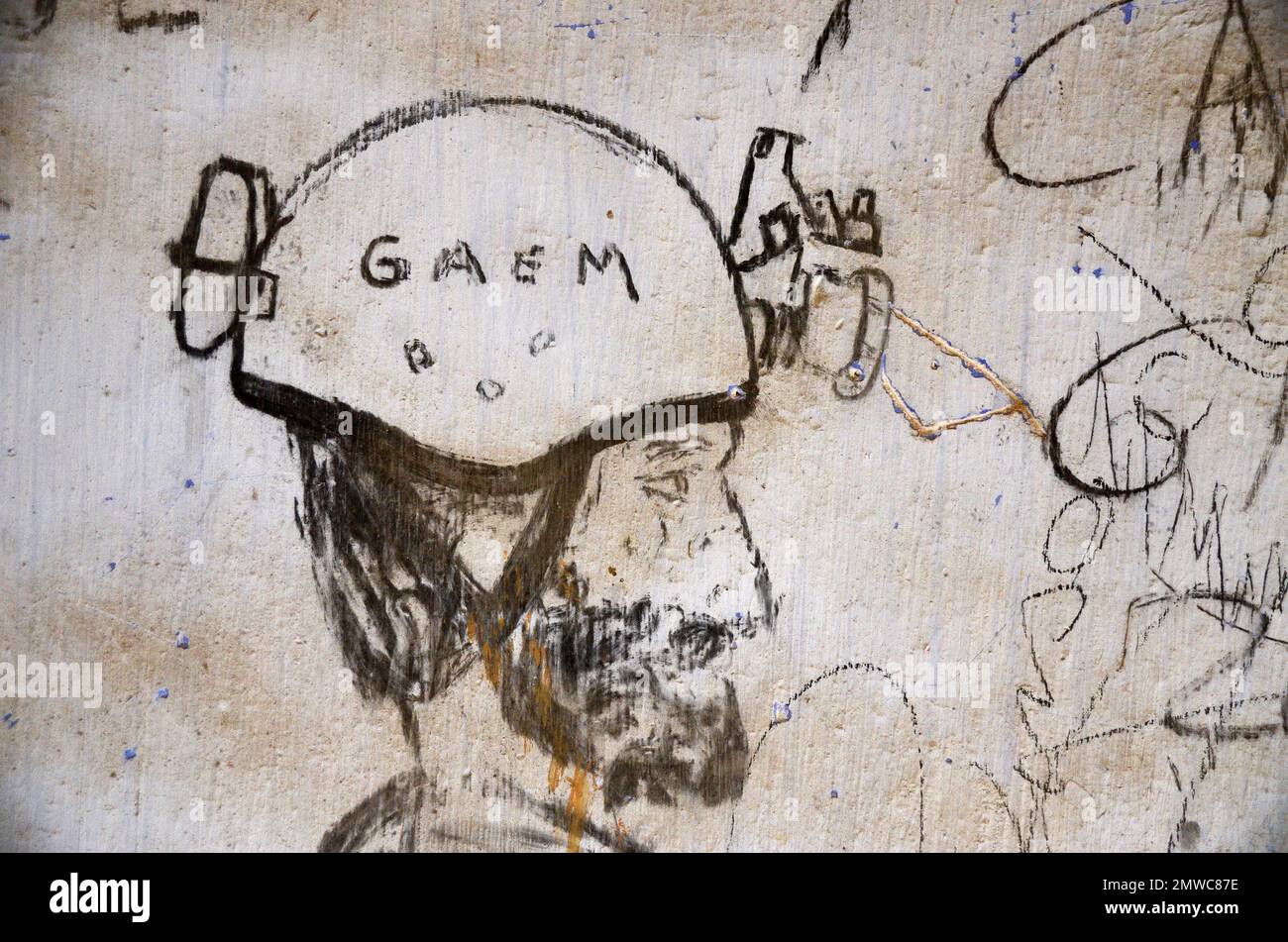 Disegno a carbone della testa con casco per motociclette su parete bianca Foto Stock