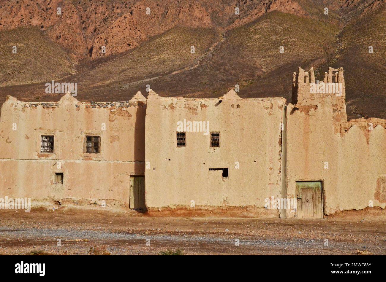 Fortezza di argilla con torre di fronte alle mura di montagna, Marocco Foto Stock