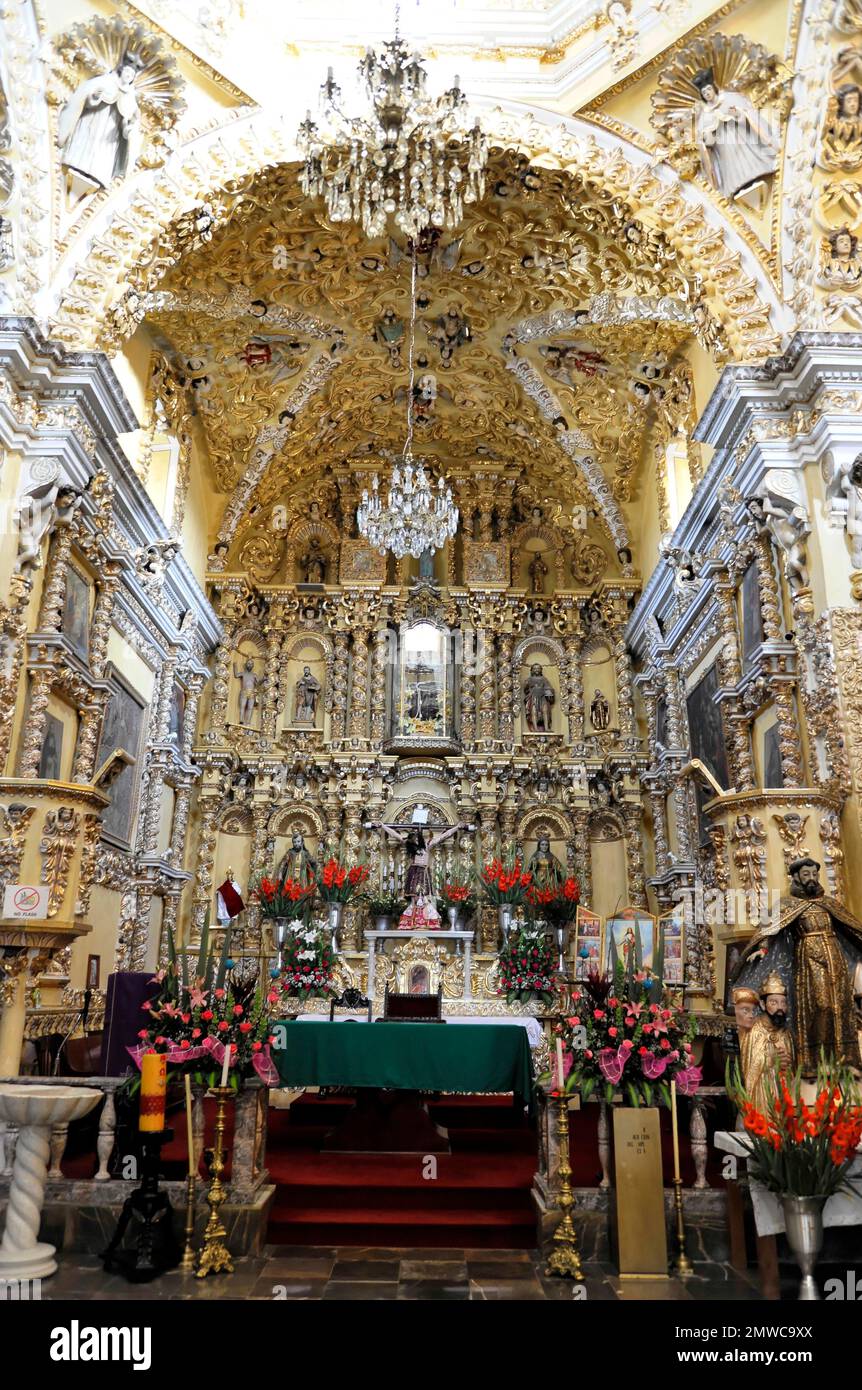 Interno decorato della chiesa di San Francisco de Acatepec, Acatepec, San Pedro Cholula, Stato di Puebla, Messico Foto Stock
