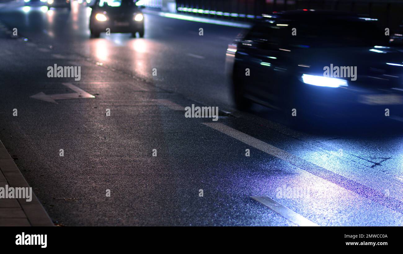 Luci per auto. Immagine notturna del traffico su strada con auto in movimento. Foto Stock