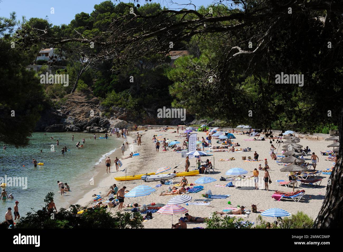 Molti turisti su una piccola spiaggia nella baia di Font de sa Cala, Maiorca, Isole Baleari, Spagna Foto Stock