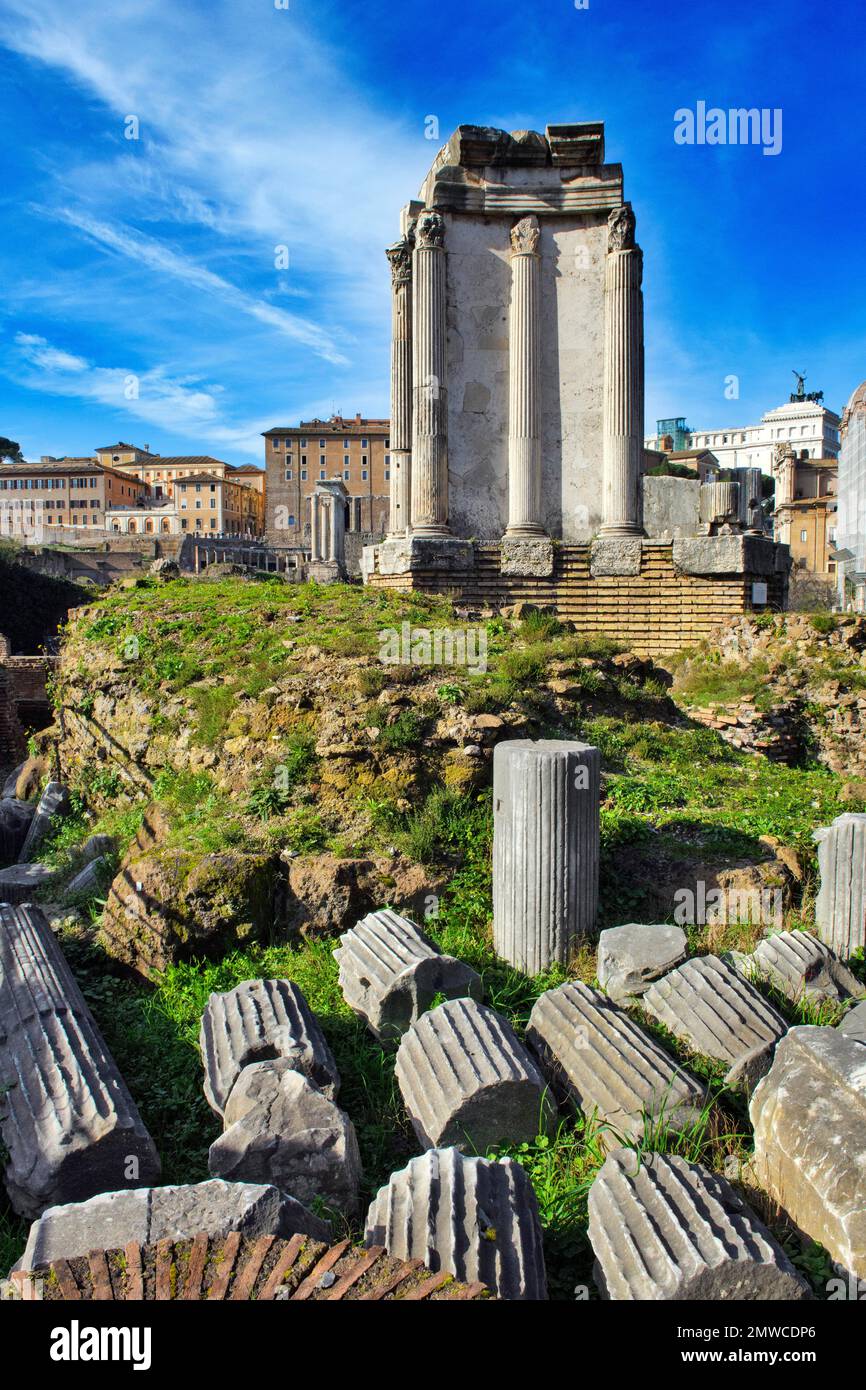 Vista della cella storica parzialmente restaurata del Tempio della Vesta, in primo piano resti di frammenti di colonne dal Tempio di Vesta, Foro Romano Foto Stock