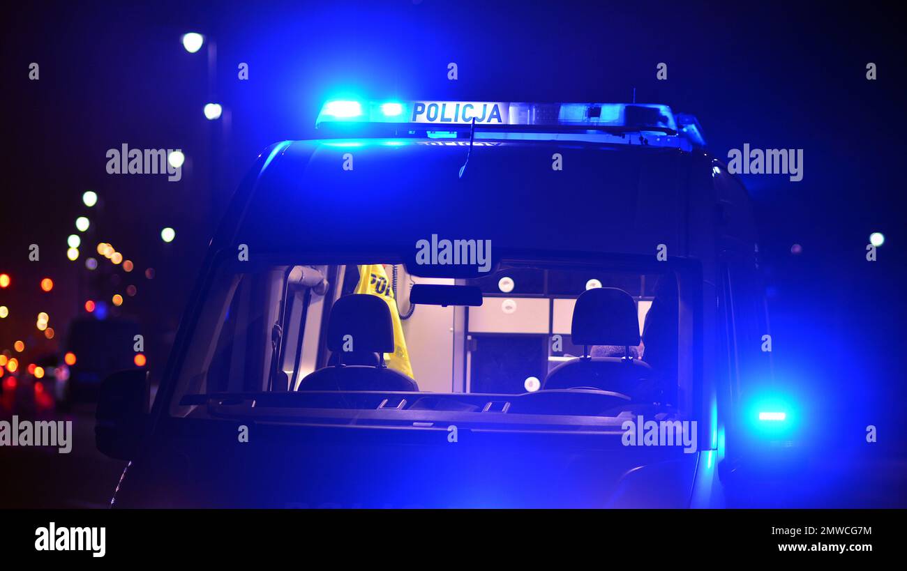 Luci di auto della polizia in strada città di notte. Luci blu. Pattugliamento serale. Foto Stock