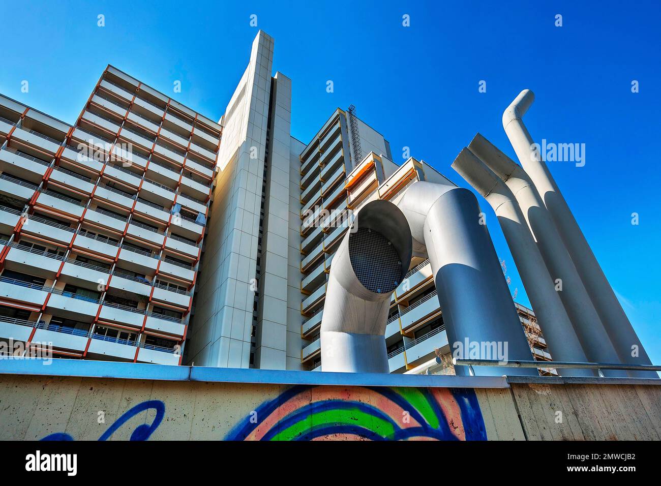 Alto edificio con balconi in cemento e tubi di ventilazione, Monaco, Baviera, Germania Foto Stock