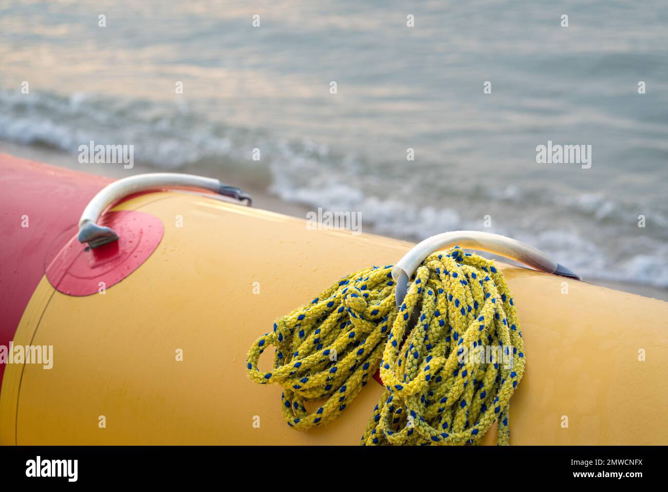 Banana boat giallo, primo piano. Onde di mare sullo sfondo. Foto Stock