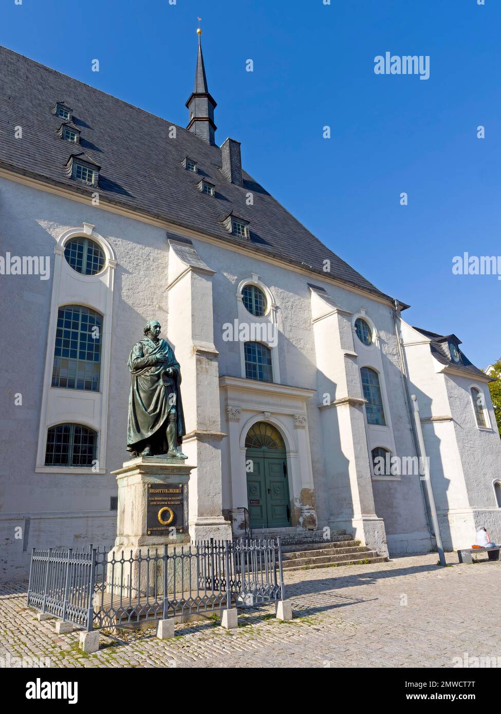 Monumento a Johann Gottfried Herder (1744-1803) di fronte alla chiesa cittadina di San Peter e Paul, Herderkirche, Weimar, Turingia, Germania Foto Stock