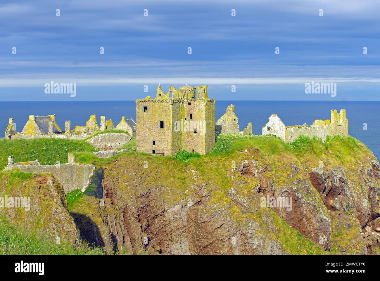 Le rovine di un castello giacciono su una scogliera al sole della sera, Dunnottar Castle, Stonehaven, Aberdeenshire, Scozia, Regno Unito Foto Stock