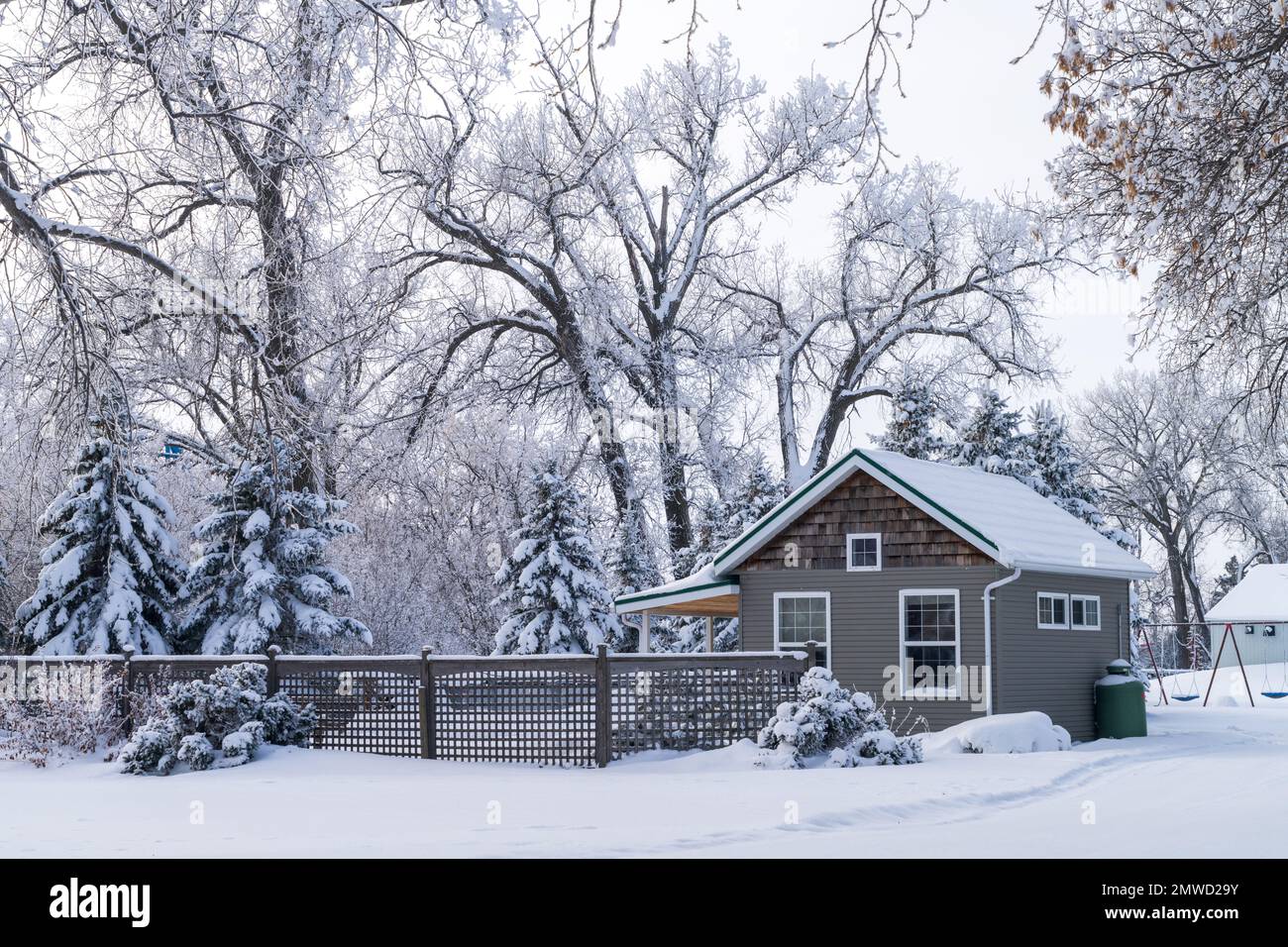 Un piccolo cottage in inverno nel villaggio di Neugergthal, Manitoba, Canada. Foto Stock