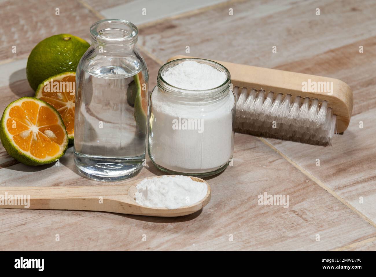 Bicarbonato di sodio, aceto e limone; detergente Foto stock - Alamy