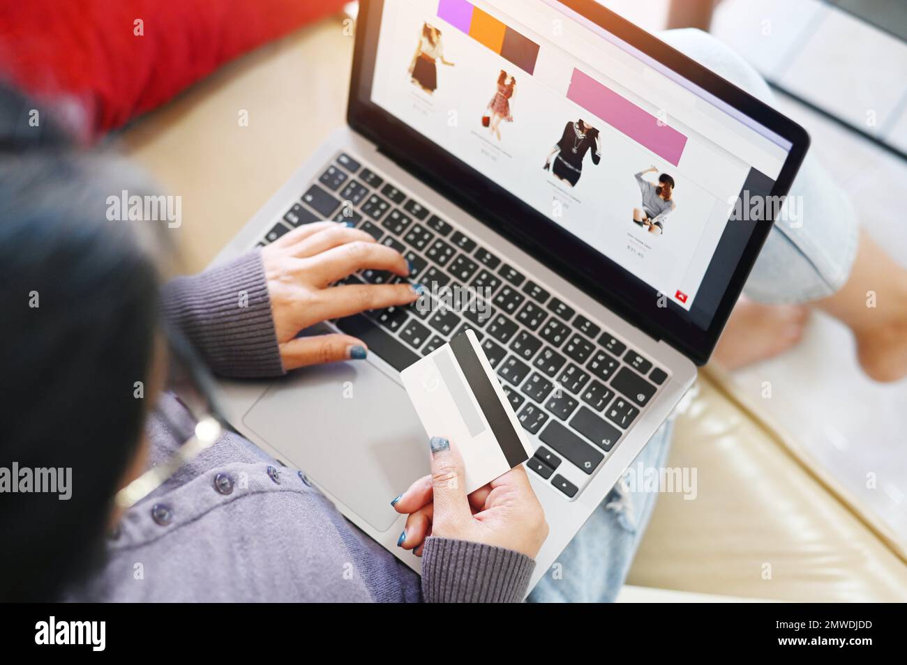 donna che acquista in linea, le donne che si rilassano nel web site in linea di shopping in linea domestico sul laptop e-commercio facile in linea del negozio paga con la carta di credito happine femminile asiatica Foto Stock