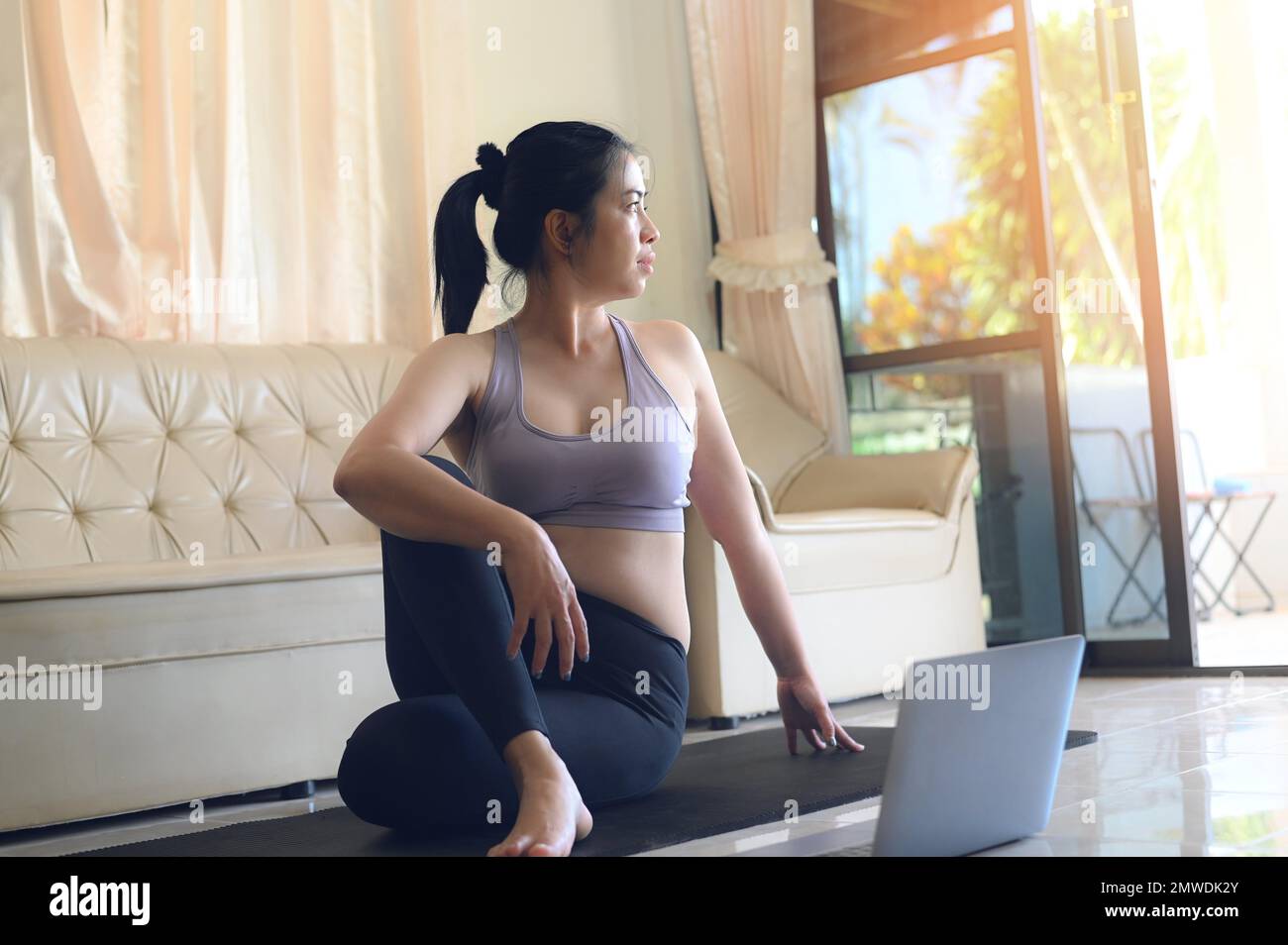 yoga donna in casa, yoga formazione online yoga istruttore posa lezione  respirazione meditazione esercizio di esercizio di allenamento indossando  abbigliamento sportivo, le donne che si allenano a Foto stock - Alamy