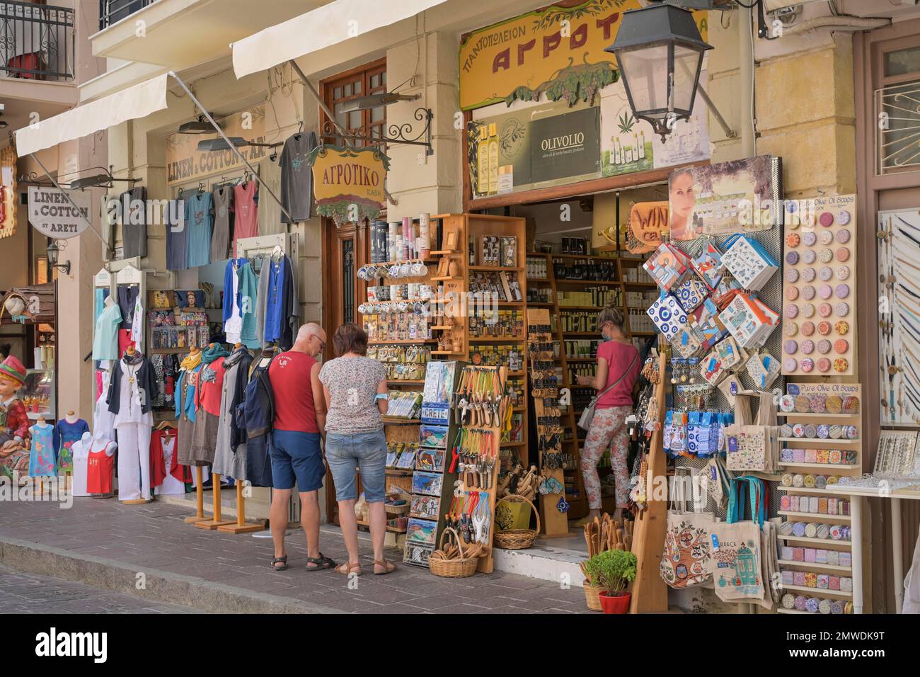 Shopping Street, Negozi, turisti, Mavrokordatou Alexanrou, Città Vecchia, Rethymno, Creta, Grecia Foto Stock