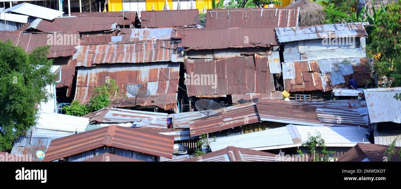 Vista aerea tetti di ferro ondulato di piccole baracche a Pattaya, Thailandia, Asia, ora un paese di grandi estremi di ricchezza, dove molti sono ancora poveri Foto Stock