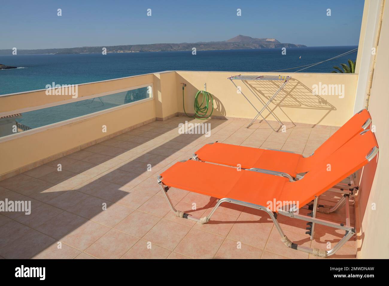 Hotel, Terrazza, lettini, Almyrida, Creta, Grecia Foto Stock