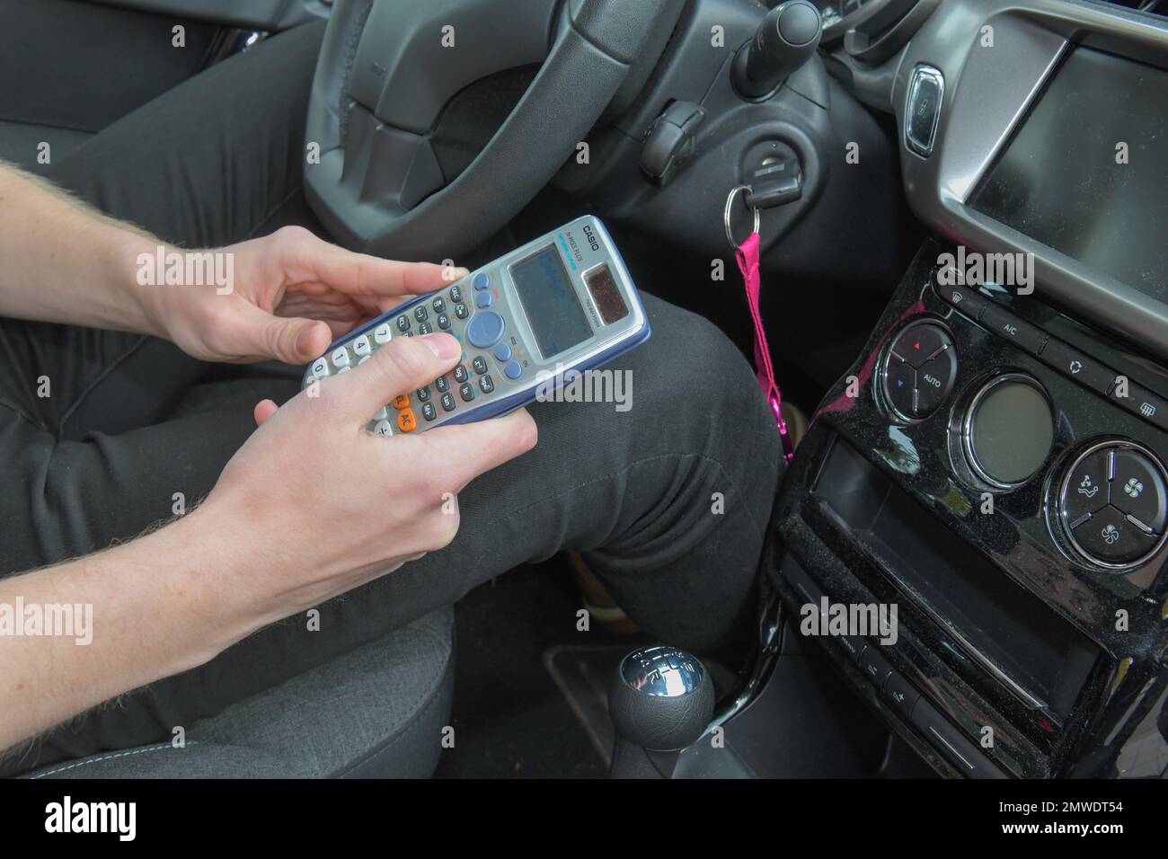 Foto simbolo, denaro, auto, calcolatrice Foto Stock
