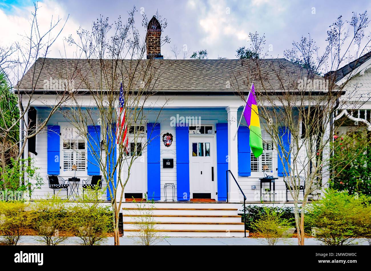 Un cottage creolo è decorato per Mardi Gras su Augusta Street, 30 gennaio 2023, a Mobile, Alabama. Il cottage è stato costruito nel 1852. Foto Stock