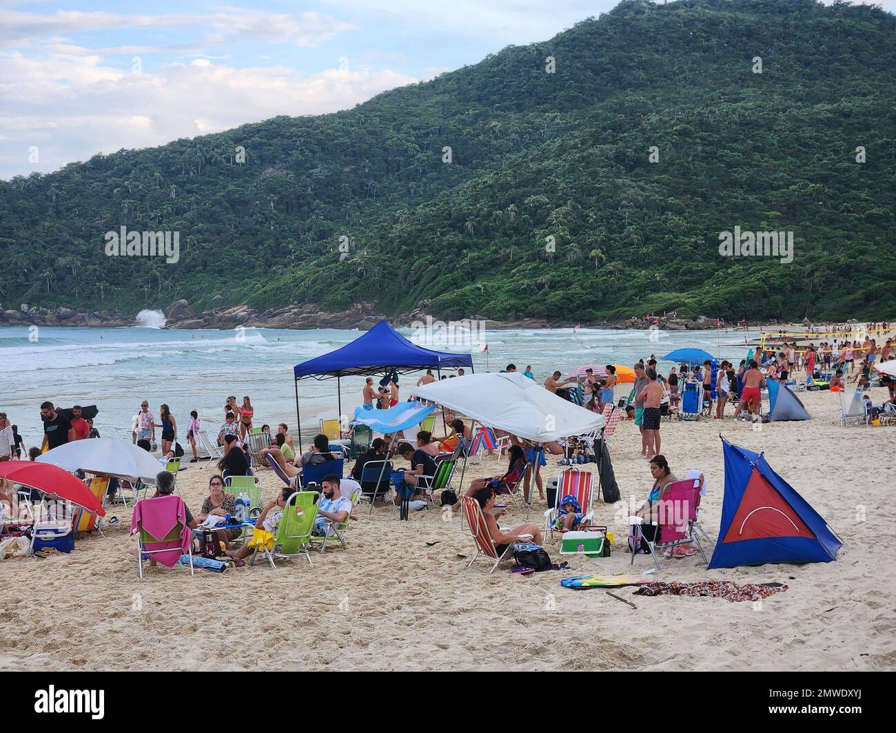 Florianopolis, Santa Catarina, Brasile. 1st Feb, 2023. (INT) movimento Praia Brava a Florianopolis. Febbraio 1, 2023. Brasile, Santa Catarina, Florianopolis: Con un sacco di calore oggi, ci è stato un sacco di movimento di argentini e turisti ancora su Praia Brava situato nel nord dell'isola di Florianopolis a Santa Catarina, nel tardo pomeriggio di questo Mercoledì (1 (Credit Image: © Leco Viana/TheNEWS2 via ZUMA Press Wire) SOLO USO EDITORIALE! Non per USO commerciale! Foto Stock