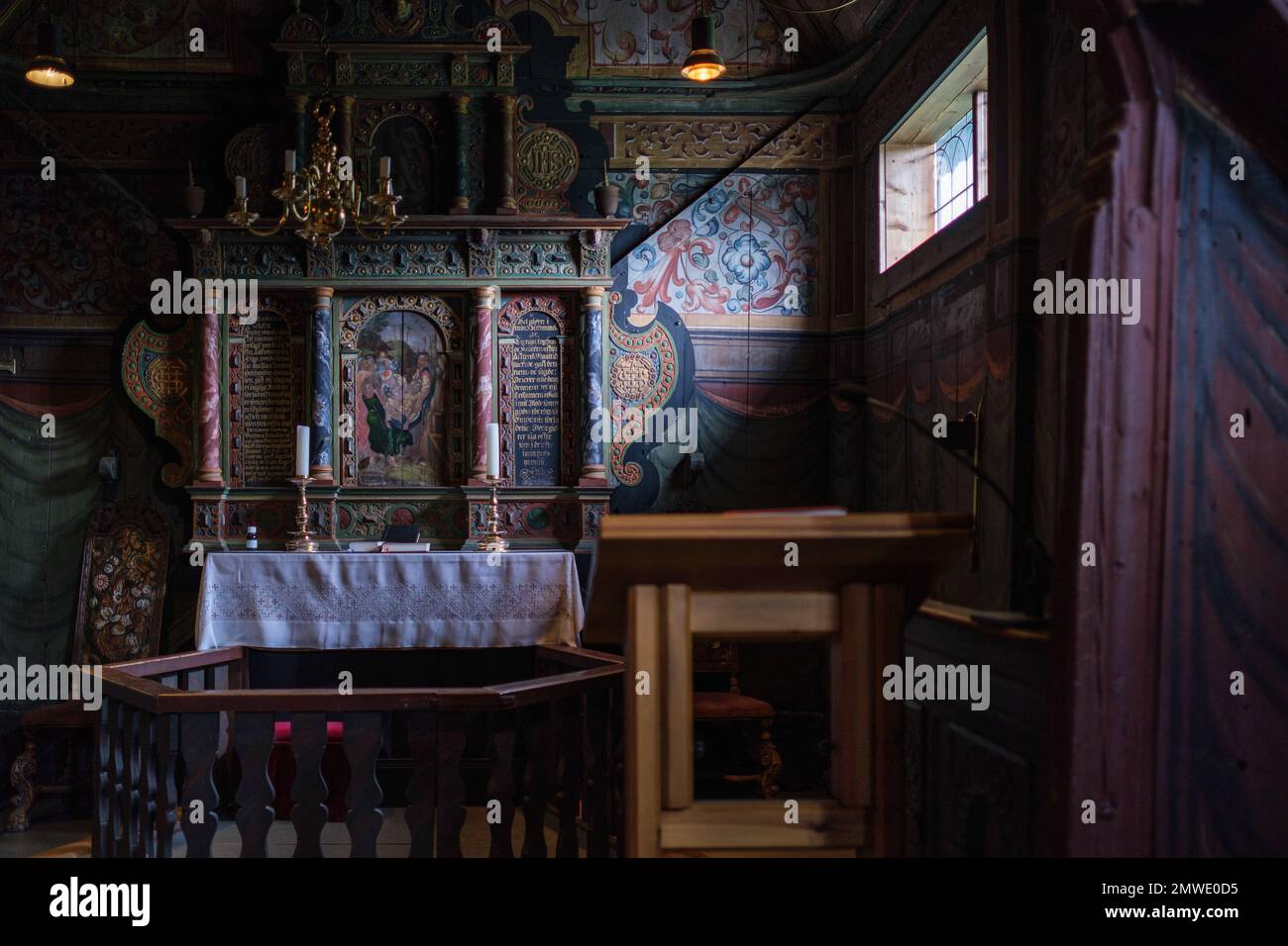 Lo splendido interno storico della Chiesa di Roldal Stave in Norvegia Foto Stock