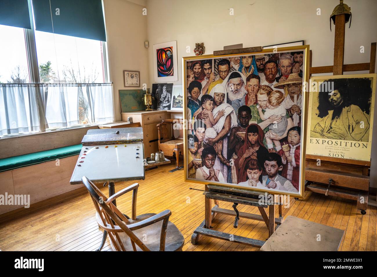 Norman Rockwell's Stockbridge Studio Interior come apparve nel 1960 insieme ai suoi strumenti, pitture, pennelli e ispirazioni artistiche. Il suo dipinto Th Foto Stock