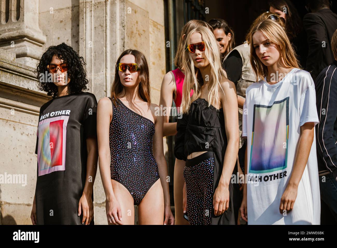 I modelli al di fuori di ogni altro X spettacolo durante la settimana della moda di Parigi Womenswear Primavera Estate 2019 Foto Stock