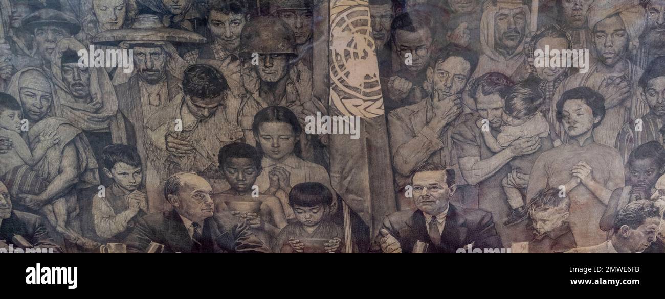 Norman Rockwell disegna prima di dipingere la regola d'oro nel 1961. L'artista sta provando a viste ed idee differenti prima della pittura. Foto Stock