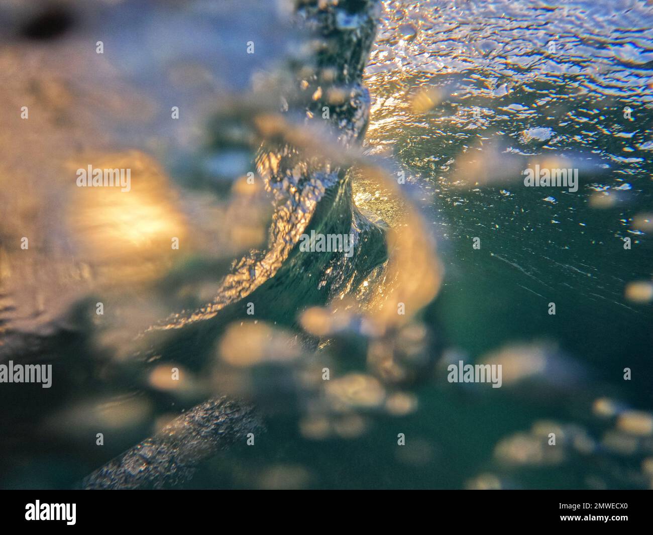 Tramonto attraverso un'onda utilizzata come sfondo Foto Stock