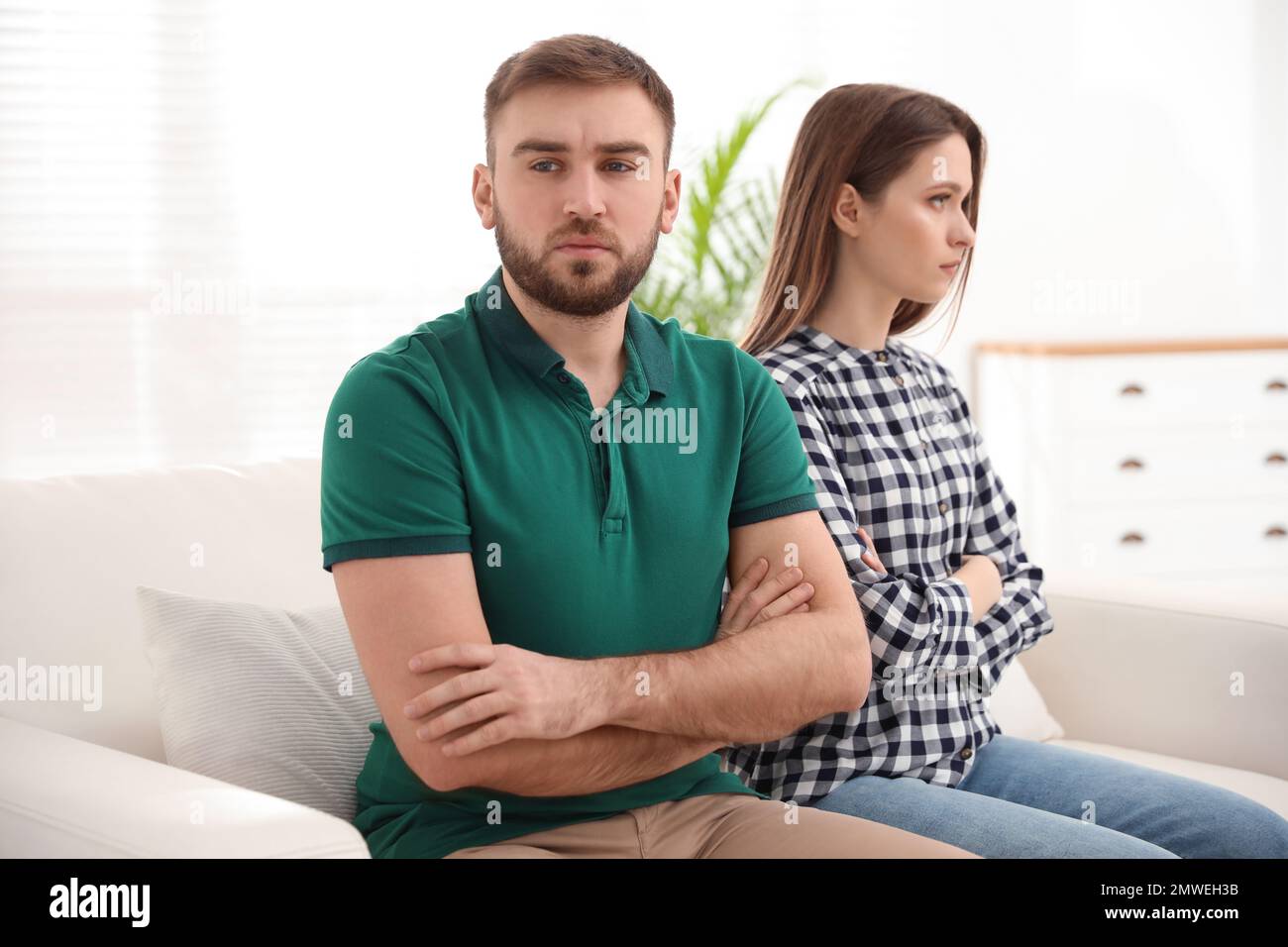 Uomo e donna testardo con problemi di relazione a casa Foto Stock