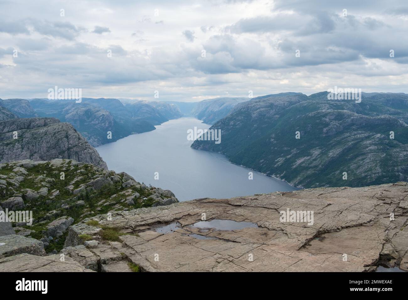 Una vista aerea del bellissimo fiordo vicino alle verdi montagne di Roldal, Norvegia Foto Stock