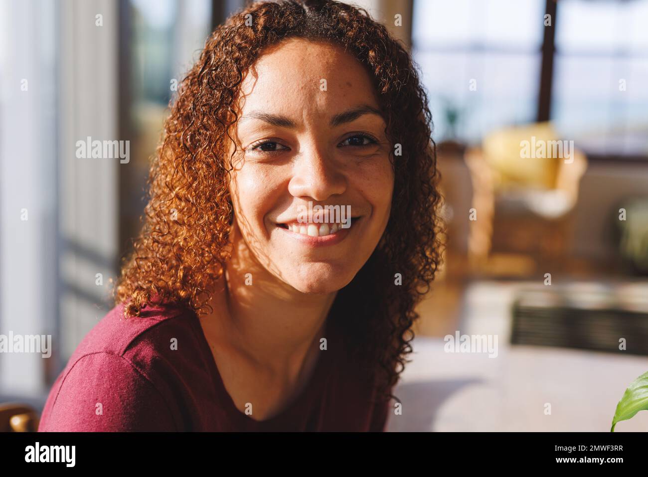 Ritratto di felice donna biraciale guardando la macchina fotografica e sorridendo, con spazio copia Foto Stock